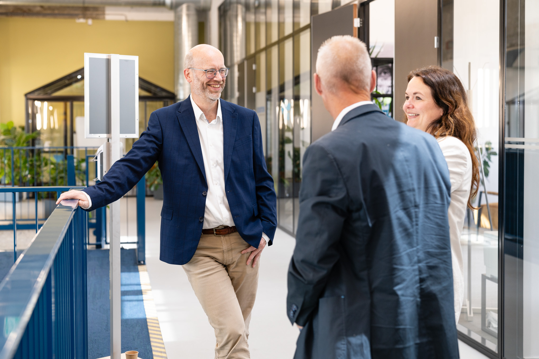 Onze ITiconners met elkaar in gesprerk Drie medewerkers van ITicon staand met elkaar in gespek
